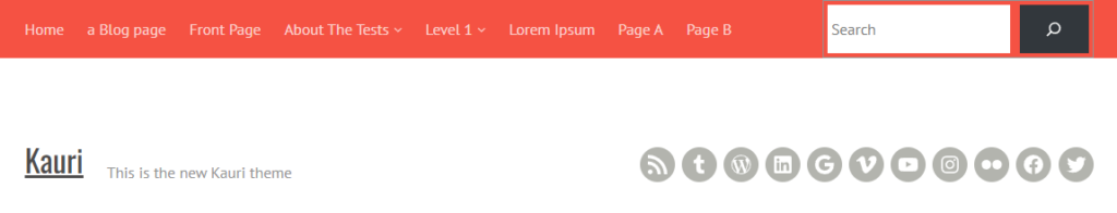 Screenshot des Kauri Theme Headers, mit einer "roten Zeil", die ein "Haus-Icon" zeigt, dann alle Menü-Einträge und rechts ein Suchfeld. In der zweiten Zeile sind Website-Titel, Website-Untertitel und eine Liste mit Social-Media-Icons zu sehen.